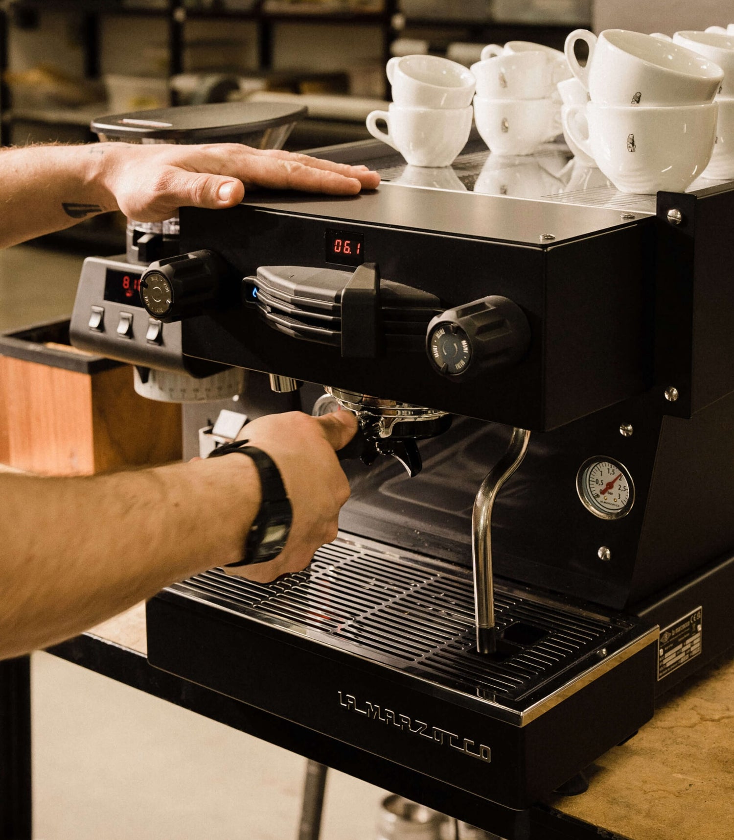 Nahaufnahme einer professionellen Siebträgermaschine im Einsatz an einer mobilen Kaffeebar von Sortengold für Events, Messen und Firmenfeiern in Berlin. Fokus auf hochwertigen Full-Service-Support durch Profi-Baristas.